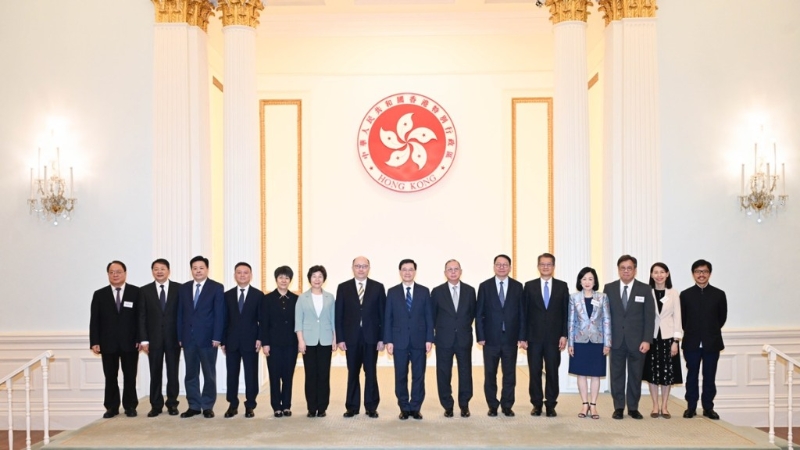李家超与出席「一带一路高峰论坛」国资委央企领导会面。 政府新闻处图片