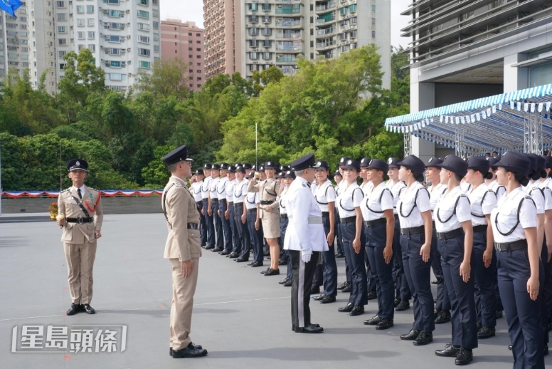 区嘉宏今日在入境事务学院学员结业会操检阅结业学员。 政府新闻处