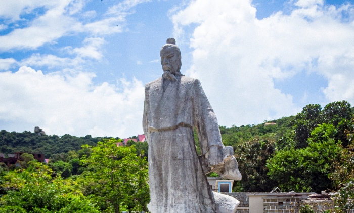 文天祥雕像手握利剑眺望着珠江口。
