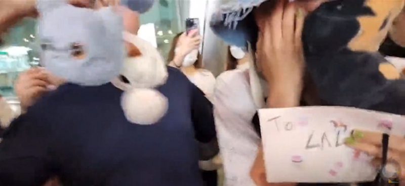 Lisa抵达韩国机场被粉丝用礼物砸脸画面流出。