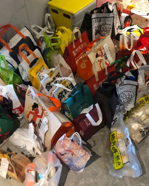 贴主可为香港客人反向代购货品包括美食、鲜花、文件、落下的物品，以至可为客人接一对一订单