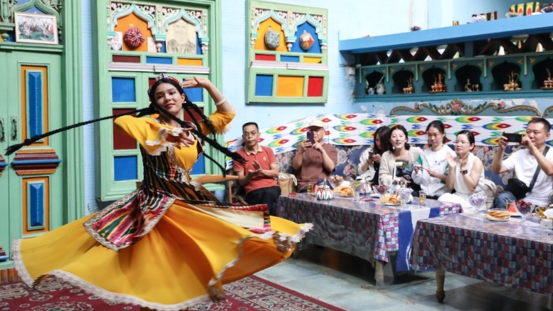 新疆喀什古城景区古丽的家旅游家访点，演员随音乐起舞。