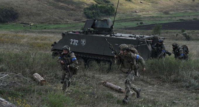 乌克兰士兵上周在巴赫穆特附近进行军事演习。路透社