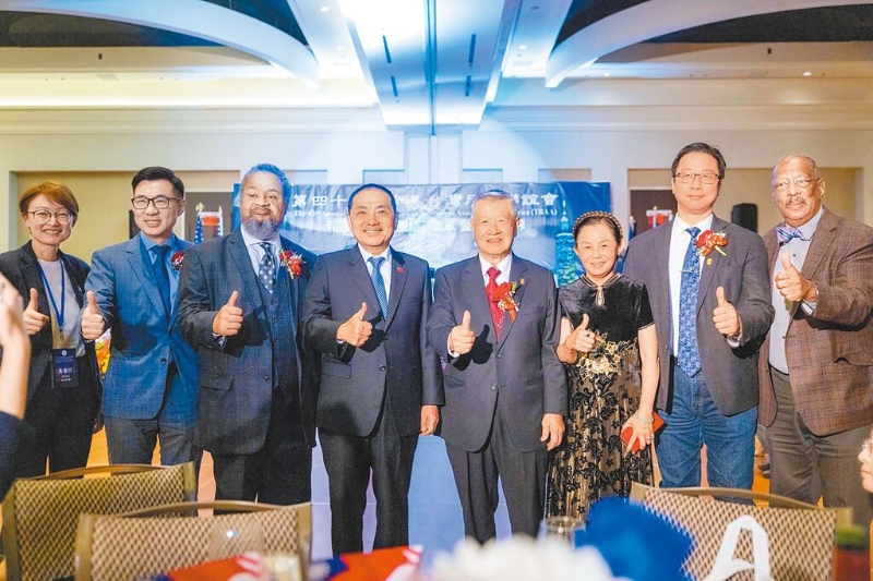 侯友宜（中左）美东时间16日参加全美台湾同乡联谊会晚宴，国际刑事鉴识专家李昌钰（中右）到场力挺。