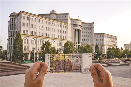 由中国企业承建的塔吉克斯坦国家图书馆，被印在200索莫尼纸币上。