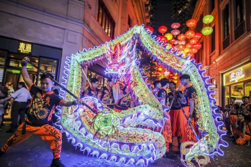 停办3年再现 LED火龙夜缤纷。