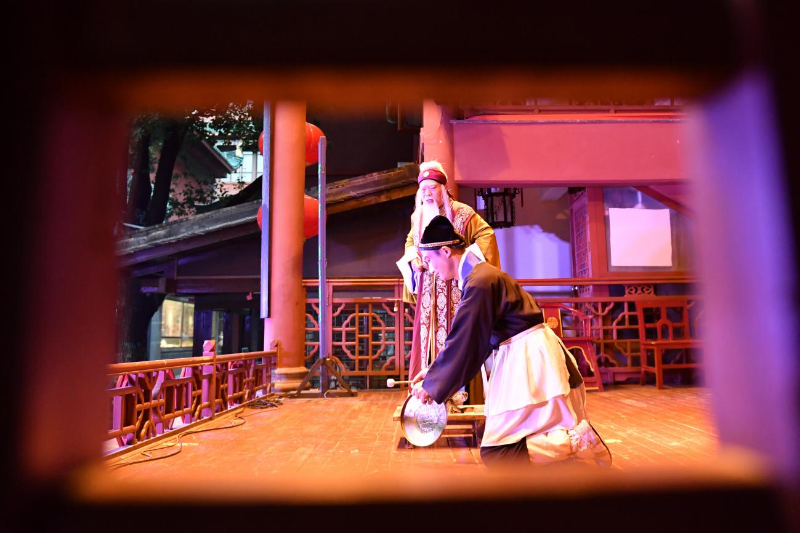 长沙市花鼓戏保护传承中心的演员在长沙市坡子街火宫殿演出。新华社
