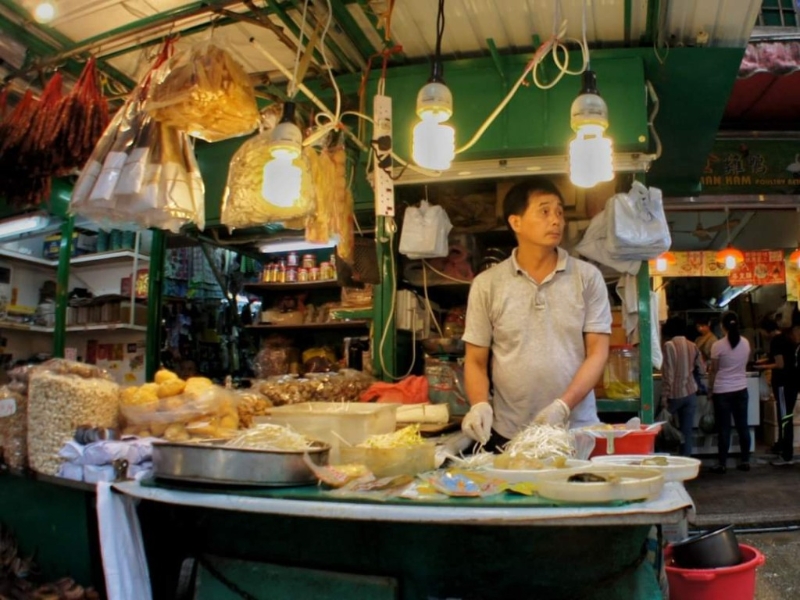 怀旧香港街头美食配合多张怀旧大排档圆枱及塑料凳，重塑旧式大排档情怀。