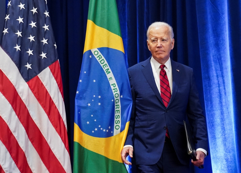 美国总统拜登20日在联合国大会场边与巴西总统卢拉晤谈并举行记者会，上台时轧到巴西国旗，旗杆险些翻倒。路透社