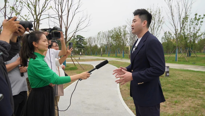星岛新闻集团行政总裁兼社长蔡晋接受当地媒体采访。