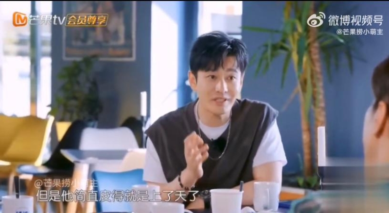 近日，黄晓明在综艺节目《中餐厅》第七季中，罕有提前妻Angelababy。