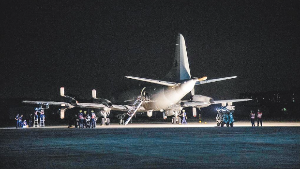 台湾防务部门24日表示，凌晨侦获解放军机舰及地面部队，于东山大埕湾区域执行演训，同时披露空军P-3C反潜机于机场夜间整备的画面。