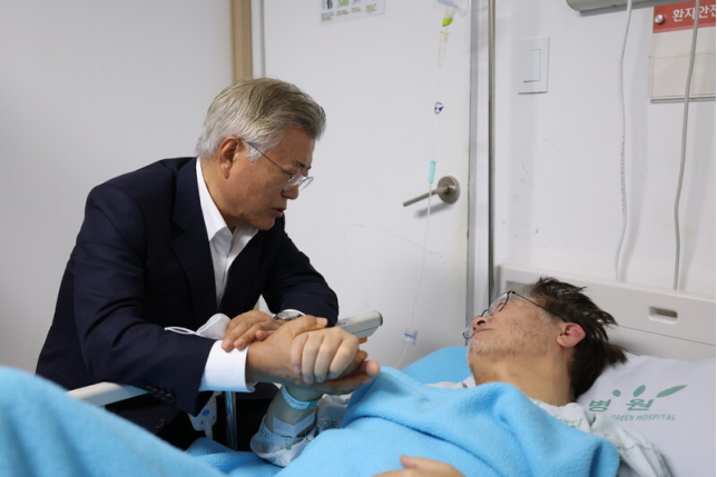 图为本月19日，韩国前总统文在寅前去看望正在住院的共同民主党党首李在明。图源：韩媒