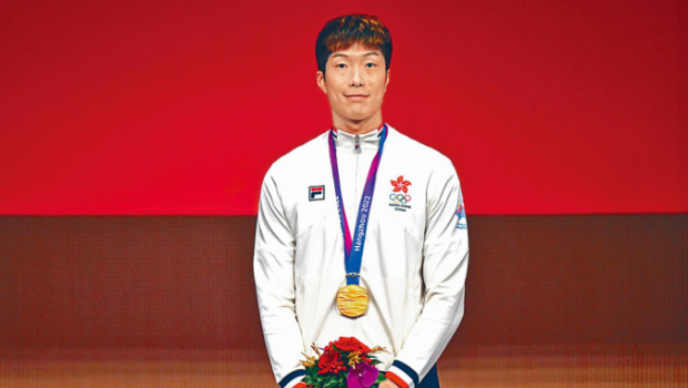 张家朗在花剑决赛击败内地剑手，为香港剑击队夺得首面金牌。