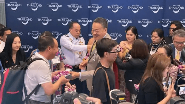 ​首批免签中国游客入境，泰国总理赛塔赴机场迎接