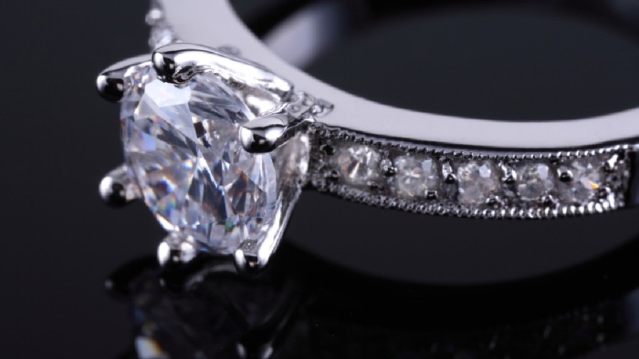 Perry表示，天然钻石首饰的消费需求已逐步回升，相信该市场的复苏将很快出现。