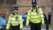 英警射死黑人被控谋杀，逾百伦敦警察拒携枪巡逻