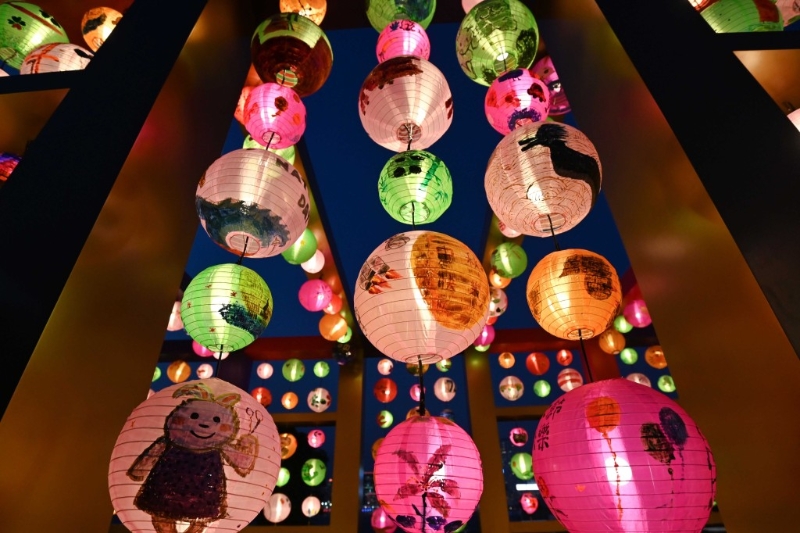 中西区海滨长廊观景台举办庆祝中华人民共和国成立74周年璀璨花灯贺国庆展覧活动。