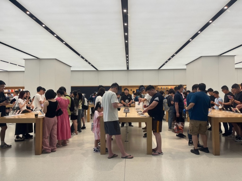 大量市民到苹果专门店购买iPhone 15。 微博