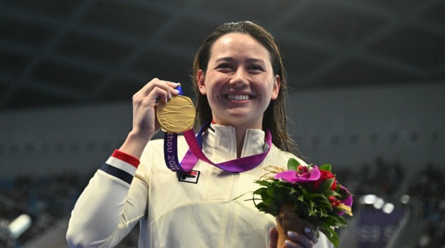 杭州亚运 | 何诗蓓破亚运纪录夺香港游泳史首金，感谢父母支持