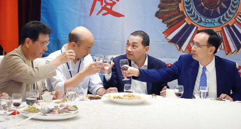 赵少康（左）密会前高雄市长韩国瑜（左二）