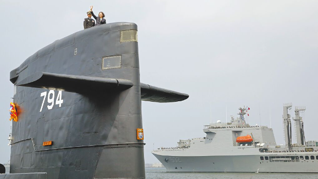 潜舰台造计划召集人黄曙光表示，期望2027年台造潜舰可达到4艘，但实际上预算尚未编列，根本做不到。图为蔡英文（右）2017年登上海虎潜舰帆罩，宣示潜舰台造启动。