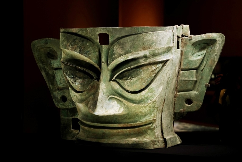 其中一件全球最大、保存最好的青铜面具，以奇异的巨大双目，彰显神灵的威严。