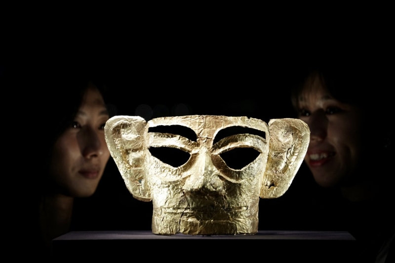 黄金制“面罩”，是目前出土中最大的金面罩。