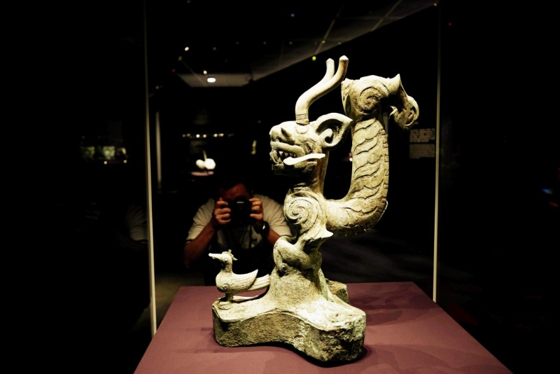 “虎头龙神像”，是三星堆出土最高的动物造型青铜器之一。