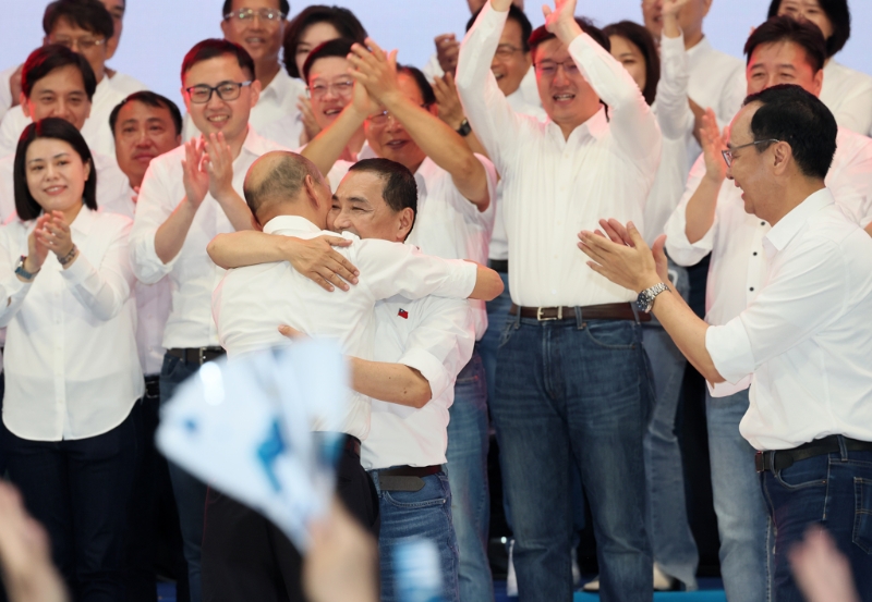韩国瑜（前左）与国民党大选参选人侯友宜相互拥抱