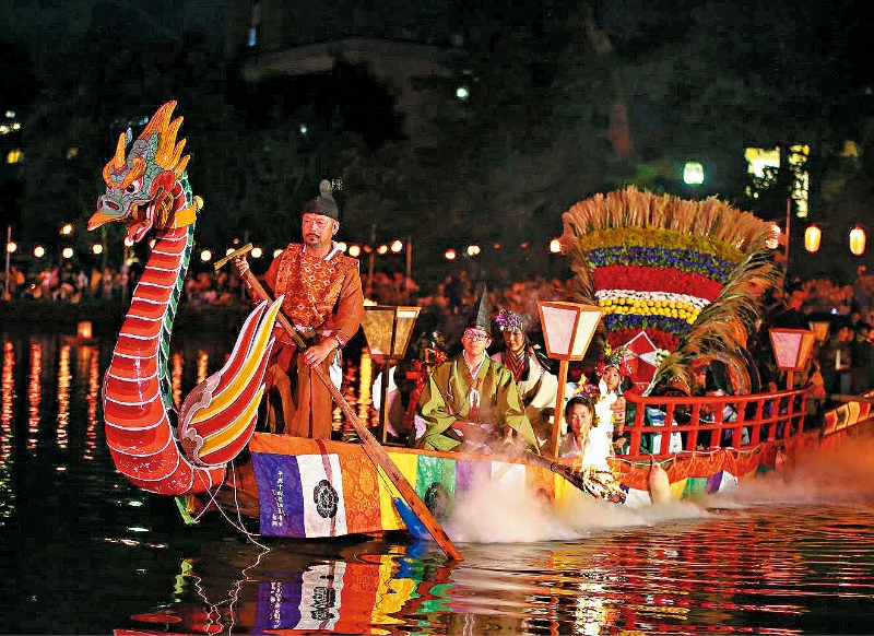 奈良公园猿沢池的采女祭凤艇巡游，阔别多年后将在明晚复办。