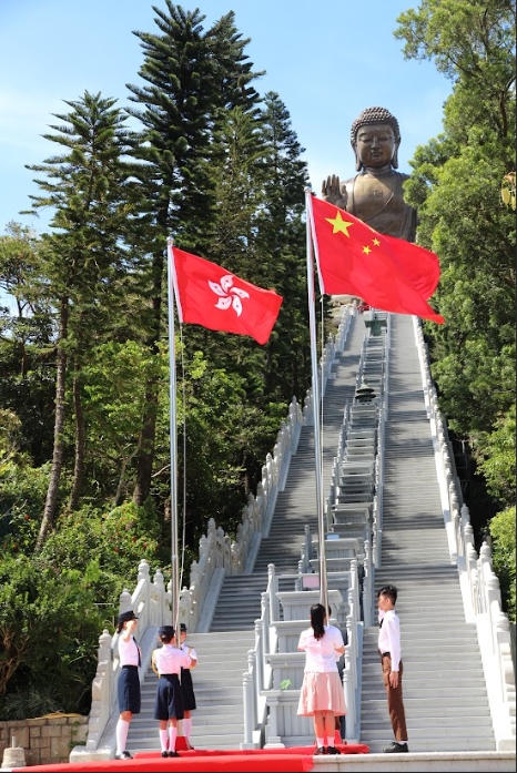 升旗队升挂中华人民共和国国旗、香港特别行政区区旗