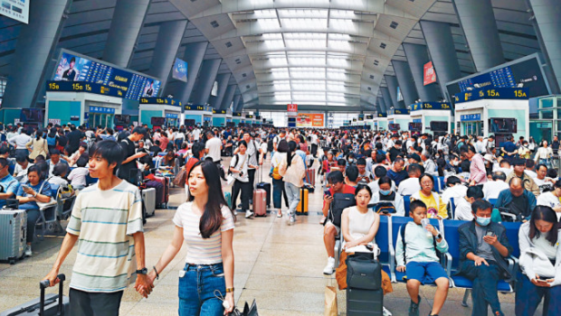 北京南站游客如鲫，人潮涌动。
