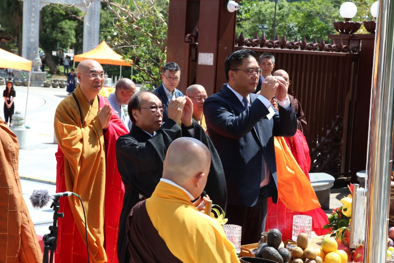 梁宏正副局长（右）与香港佛教联合会执行副会长何德心居士