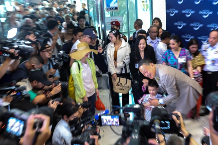 赛塔强调将提升旅游业，吸引外国游客到访。图为他早前在机场亲迎中国游客。