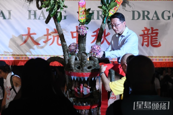 康文署署长刘明光主持簪花挂红仪式。