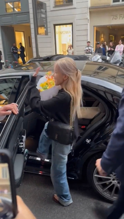 Rosé带着鲜花捧Lisa场。
