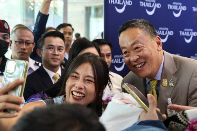 泰国新总理赛塔亲迎中国游客，笑容满面
