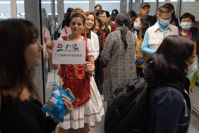 中国旅行团抵达匈牙利受到欢迎。