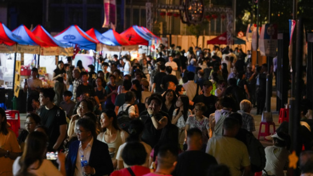 黄家和认为“香港夜缤纷”可以带动消费气氛，建议恒常化“夜缤纷”活动。
