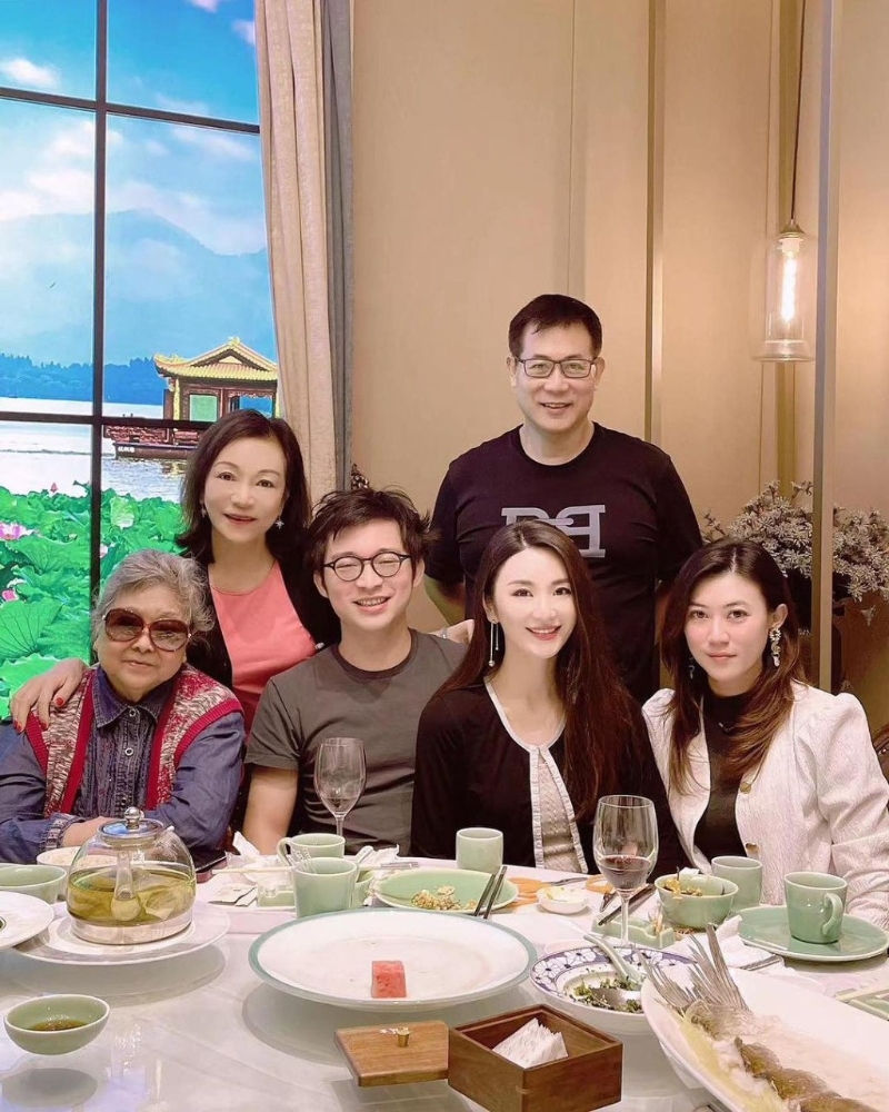 林作与妈妈、婆婆及女友裕美等中秋到深圳食饭过节。