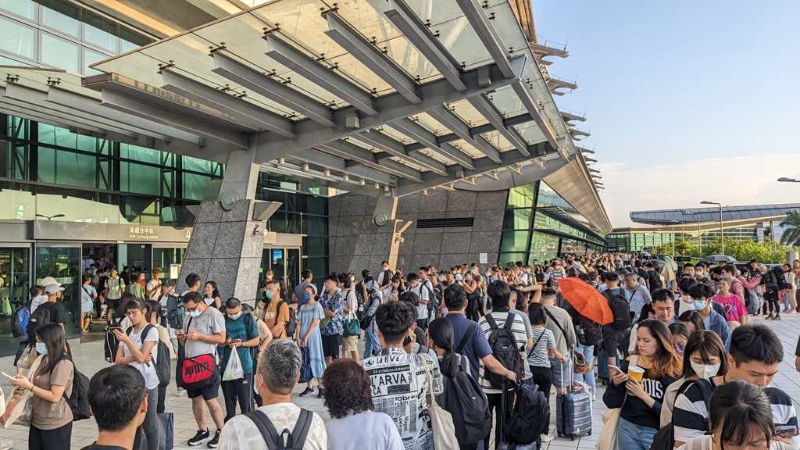 现场民众分享台中高铁排队状况。