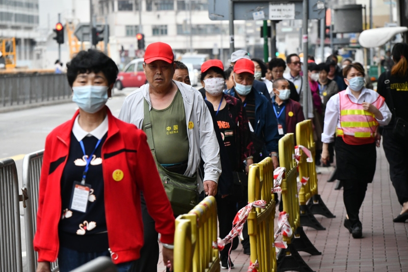 大批旅客陆续乘坐旅游巴到红磡一带用膳。