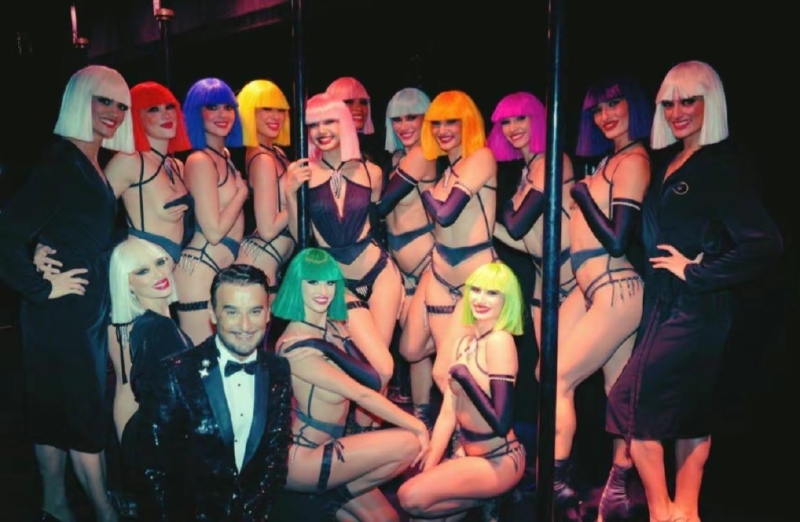 Lisa（后排左五）早前在巴黎疯马秀表演五场脱衣舞，引起网民热议。