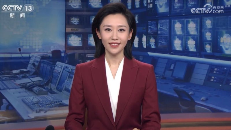 王音棋为央视新闻联播首位90后主播登场。 （央视截图）