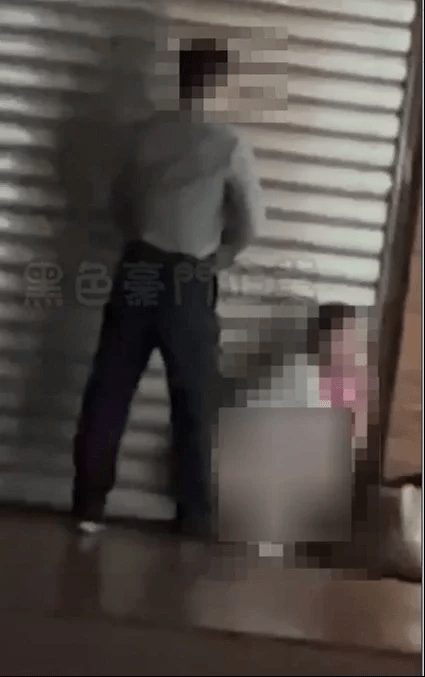 台北捷运淡水站外一对男女公然上演活春宫，完事后女子赤裸蹲在地上，男子赶紧整理衣裤。 黑色豪门企业