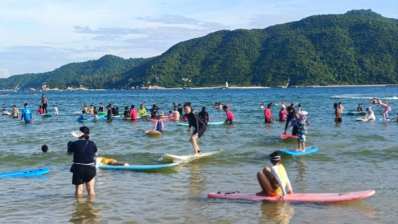 「双节」期间，旅游城市三亚迎来客流高峰。 中新社