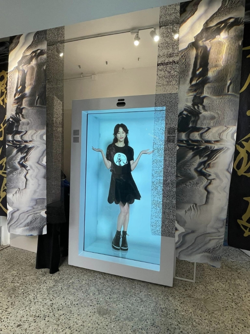 是次展览设有投射3D影像于现实场景的「全息投影」（Hologram）与立体Karen 投影互动