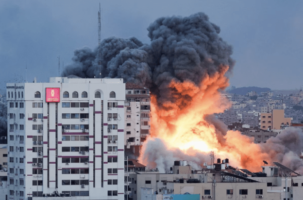 以色列军队袭击加萨城一栋高楼后，浓烟滚滚。