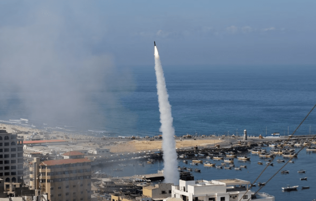 巴勒斯坦武装分子在加萨城向以色列发射火箭